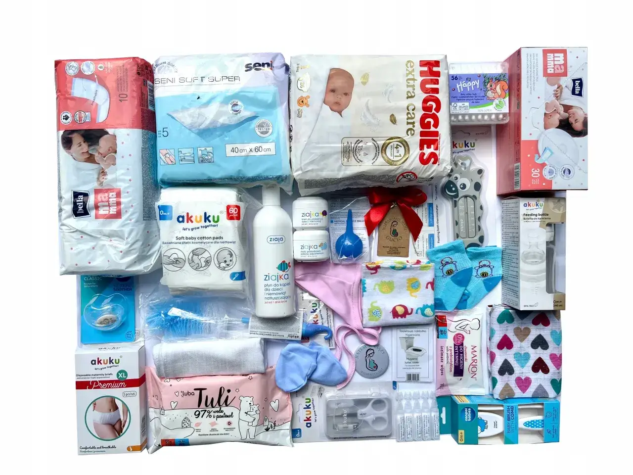 Zestaw akcesoriów dla niemowląt: pieluchy, chusteczki, butelka, smoczek, termometr, skarpetki i inne niezbędne rzeczy.