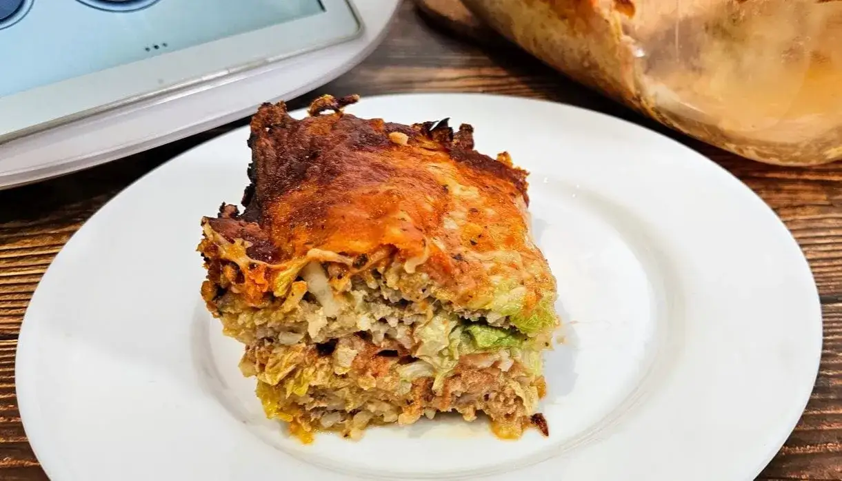 Zapiekanka gołąbkowa z kapusty pekińskiej w naczyniu żaroodpornym przed pieczeniem