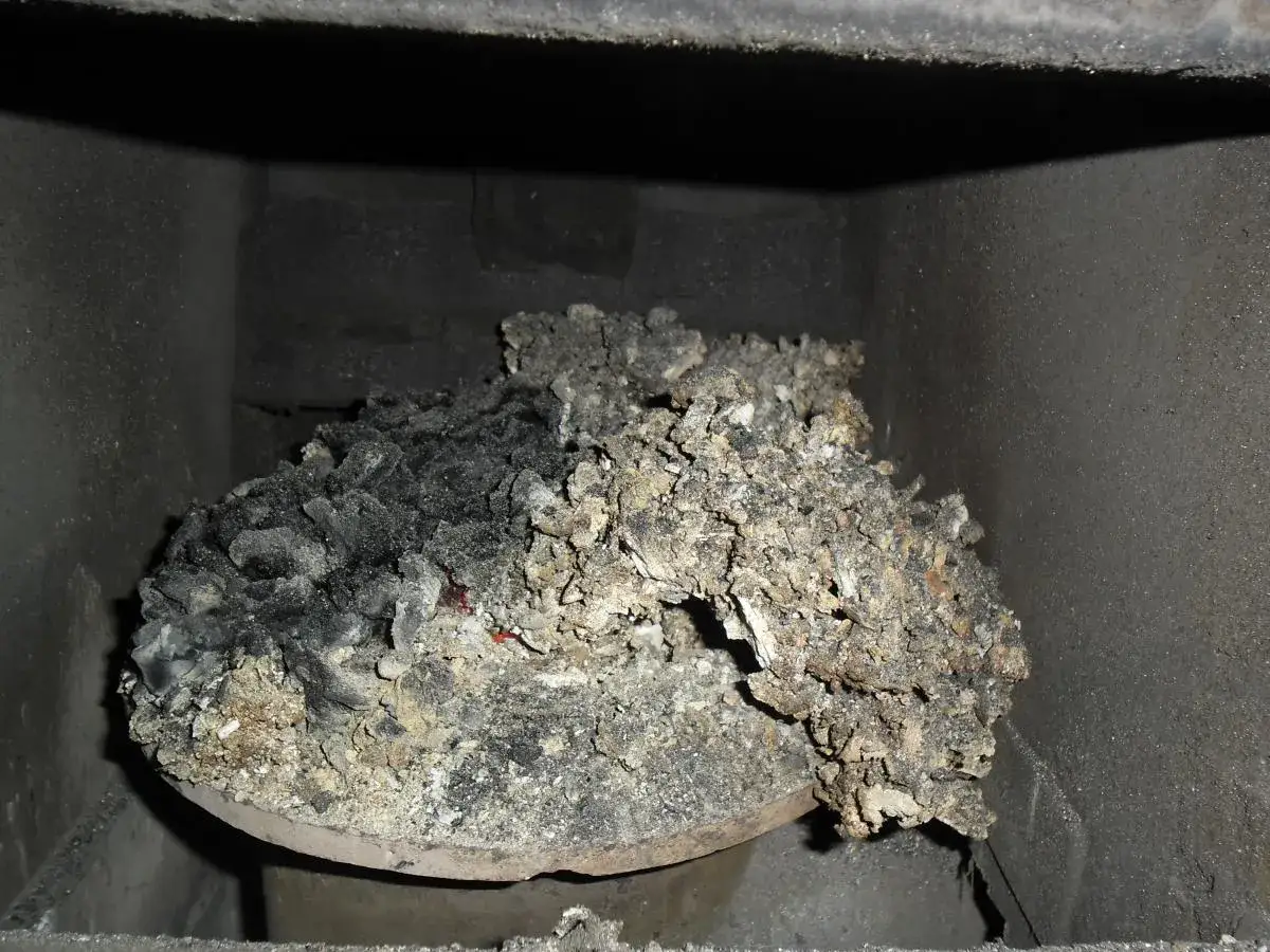 Spieki w piecu na ekogroszek to problem. Zobacz, jak ustawić piec, by uniknąć tego kłopotu.