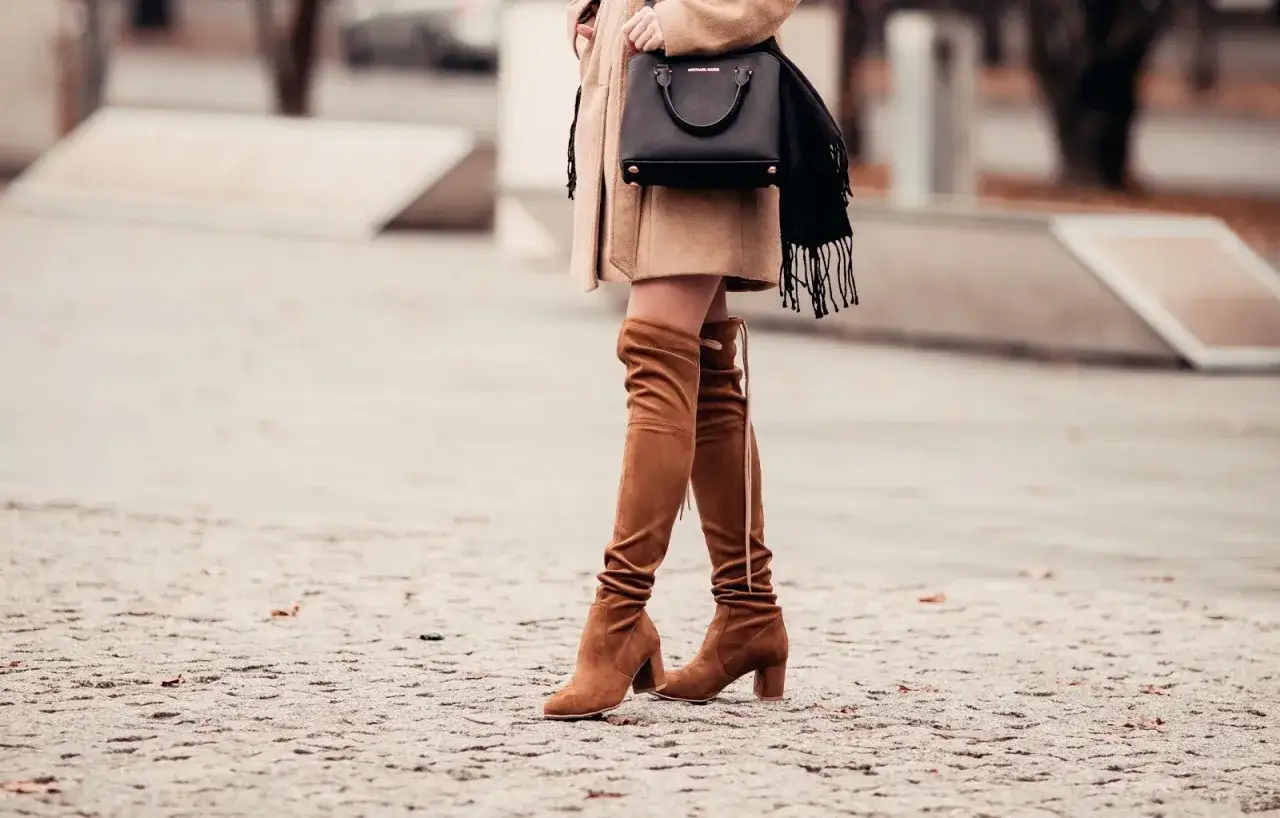 Karmelowe kozaki stylizacje: zamszowe, wysokie, na obcasie, idealne do płaszcza i torebki.