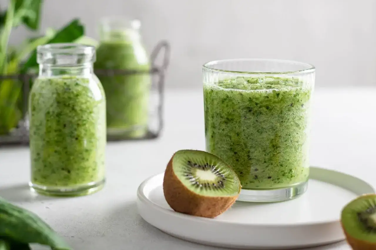 Zielony koktajl z kiwi i szpinakiem, idealny do zdrowego śniadania. Inspiracja na przepisy na zdrowe koktajle.