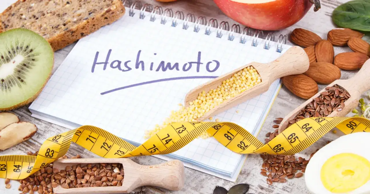 Zdrowa dieta i pomiary to klucz do tego, jak schudnąć przy hashimoto. Na stole zdrowe produkty: kasza, siemię lniane, orzechy, kiwi, jajko, chleb.