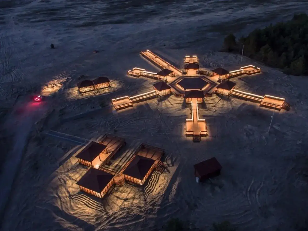 Nocna iluminacja pustyni Błędowskiej tworzy efekt róży wiatrów.