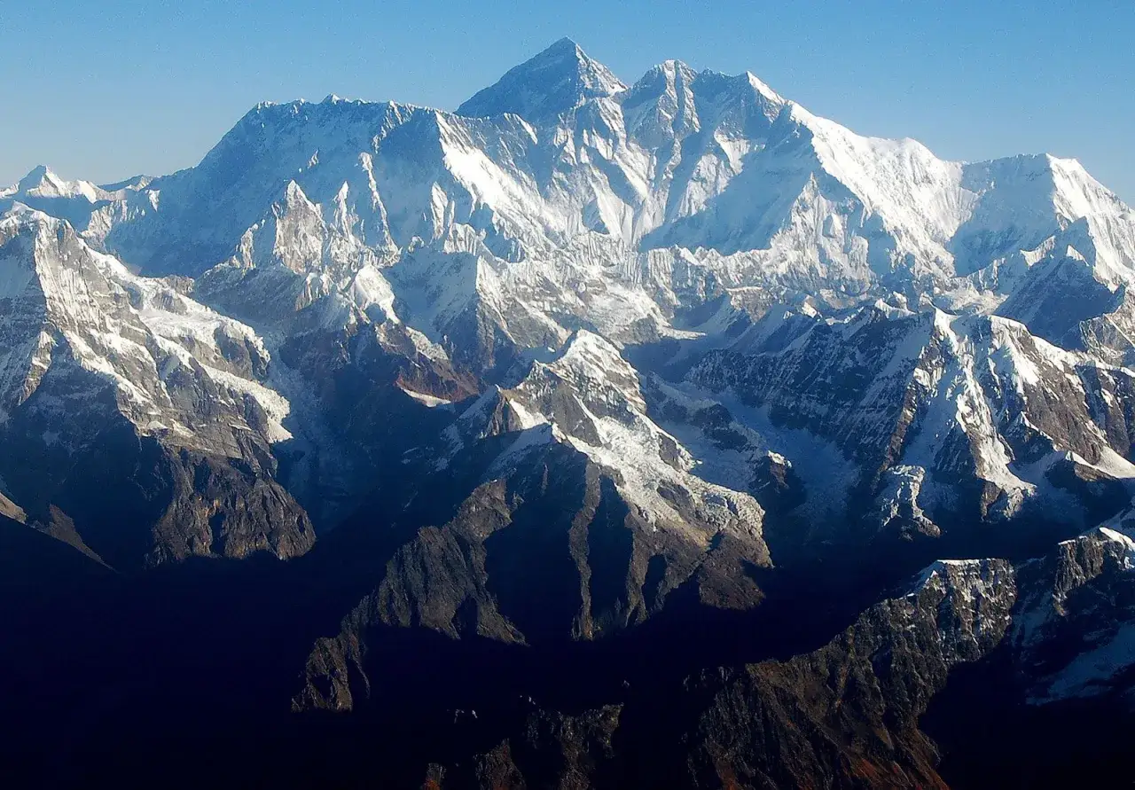 Majestatyczne, ośnieżone szczyty Himalaj&oacute;w, w tym Mount Everest. W jakim kraju jest Mount Everest? W Nepalu i Chinach.