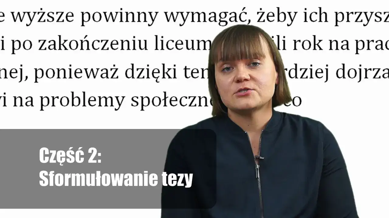Kobieta wyjaśnia, jak napisać esej historyczny, omawiając formułowanie tezy.