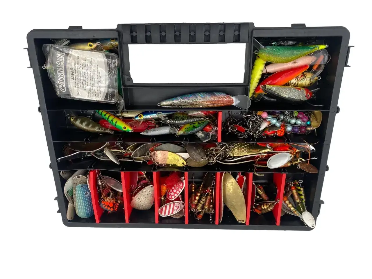 Wędkarz z dużym pudełkiem pełnym przynęt spinningowych