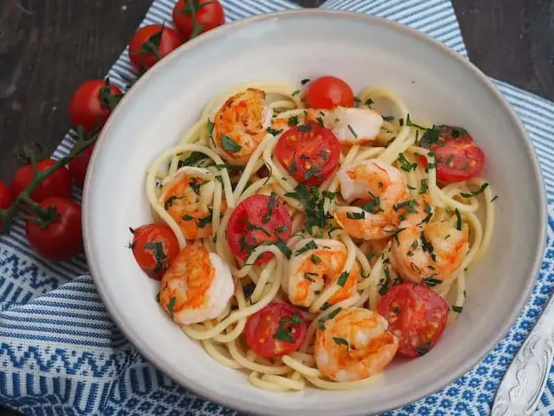 spaghetti z krewetkami klasyczne danie z czosnkiem i pietruszką