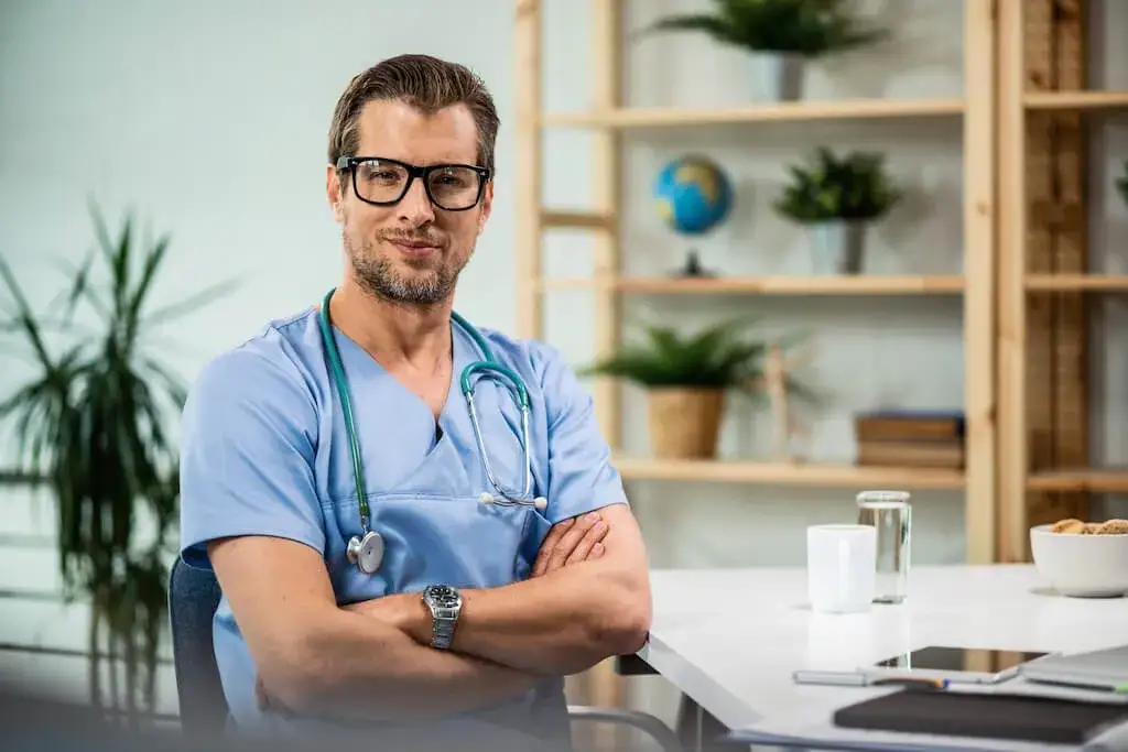 chirurg na kontrakcie vs umowa o pracę