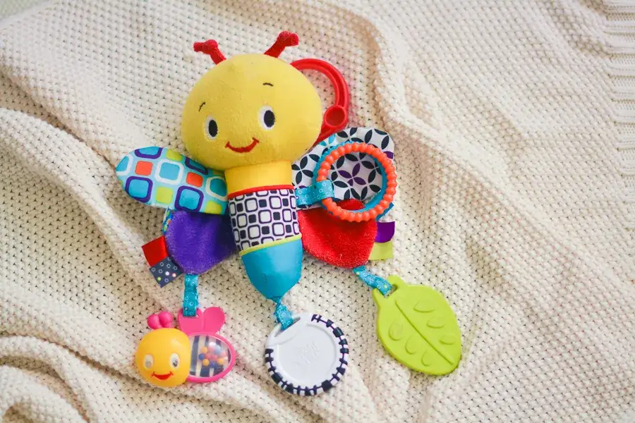 zabawki sensoryczne dla 6 miesięcznego dziecka przykłady