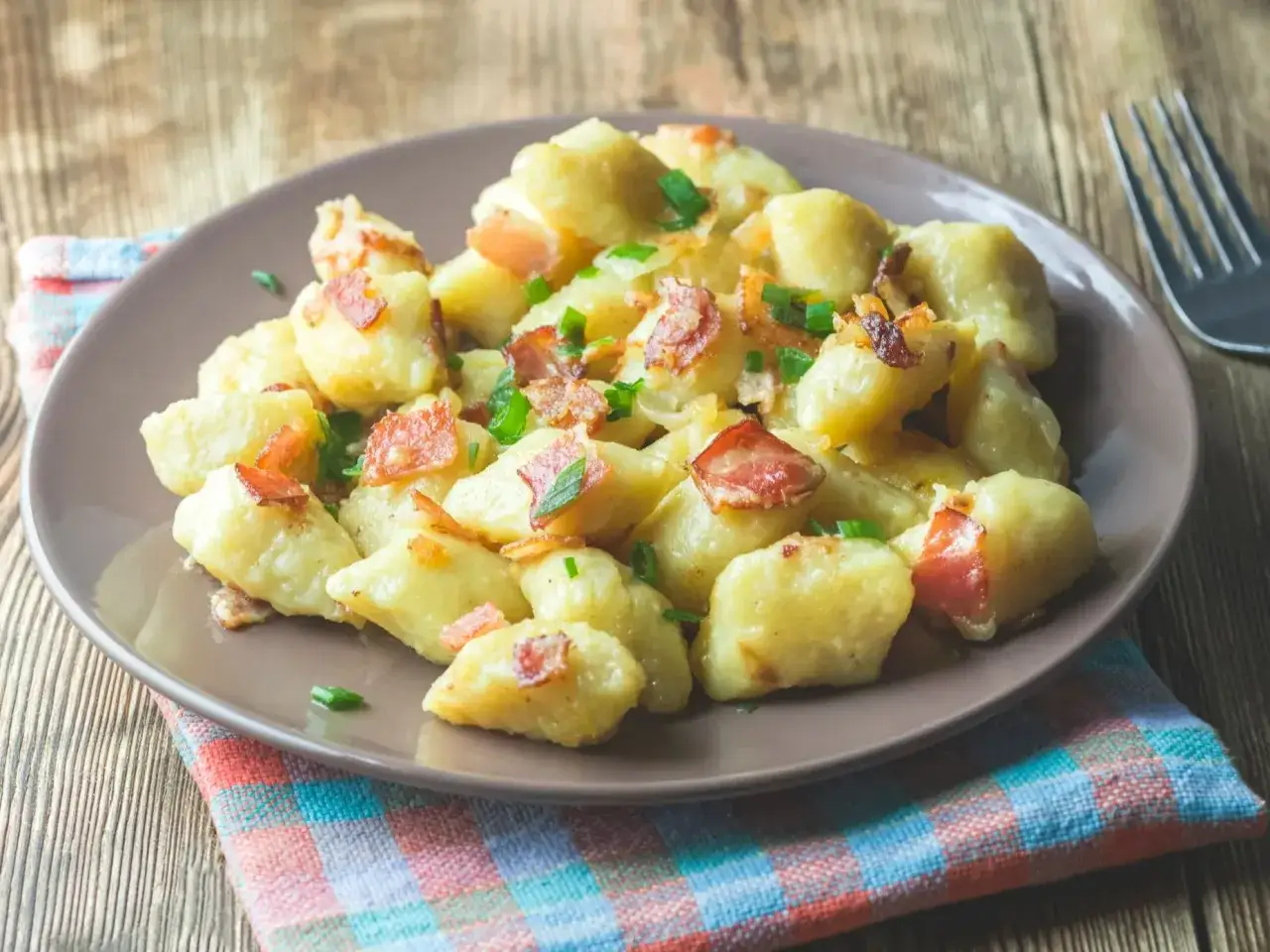 Pyszne kluski śląskie z boczkiem i szczypiorkiem &ndash; świetny pomysł, co zrobić z ugotowanych ziemniak&oacute;w.