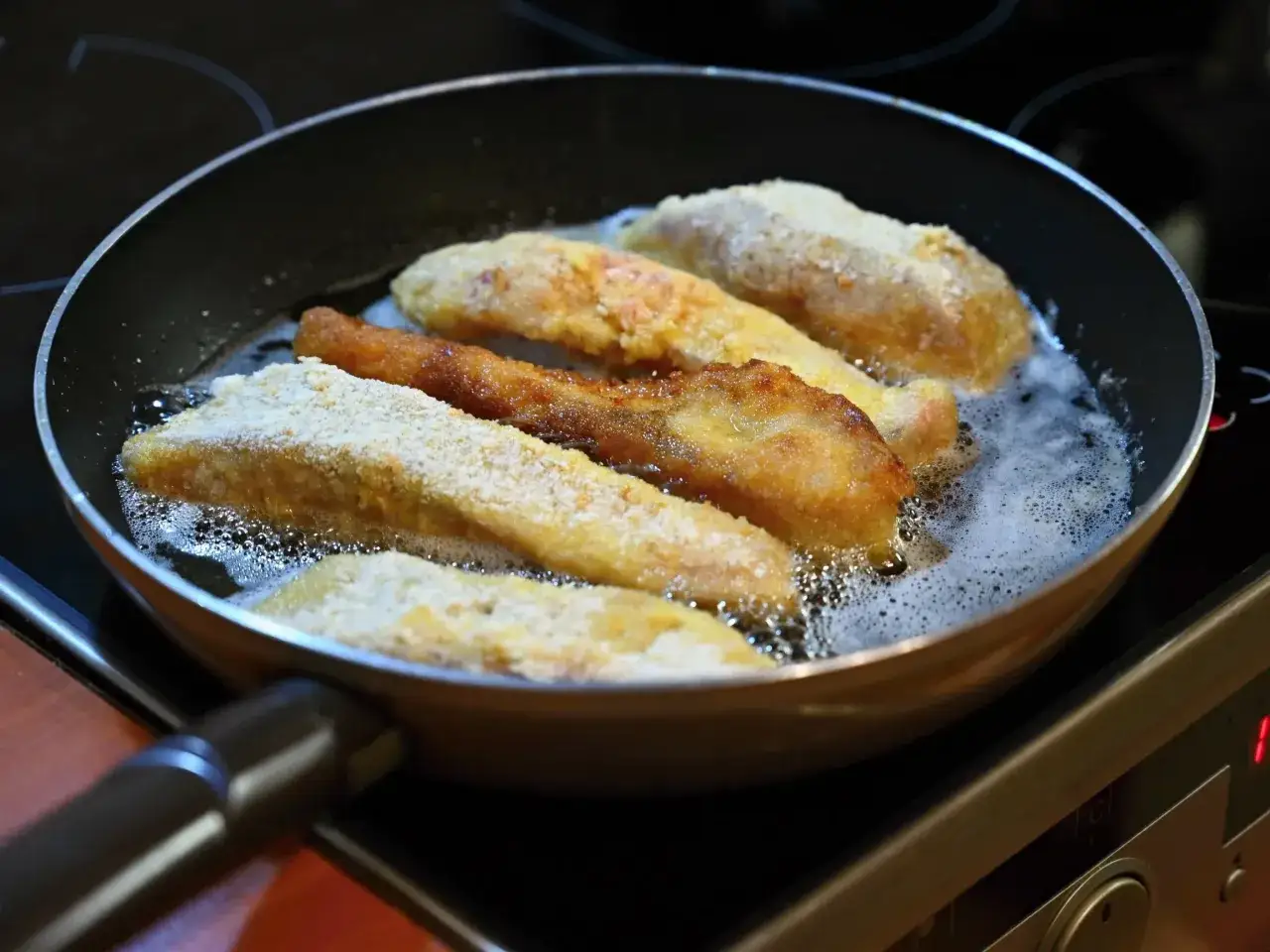 Talerz z r&oacute;żnymi usmażonymi rybami