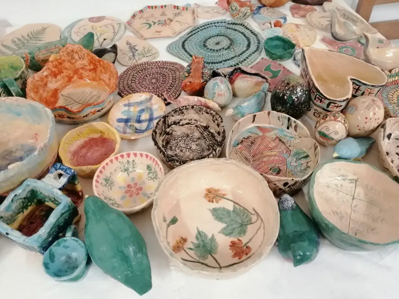 Mnóstwo kolorowej, ręcznie robionej ceramiki: misy, talerze, ptaszki i inne ozdoby. Każdy kawałek to unikatowa, polska pottery.