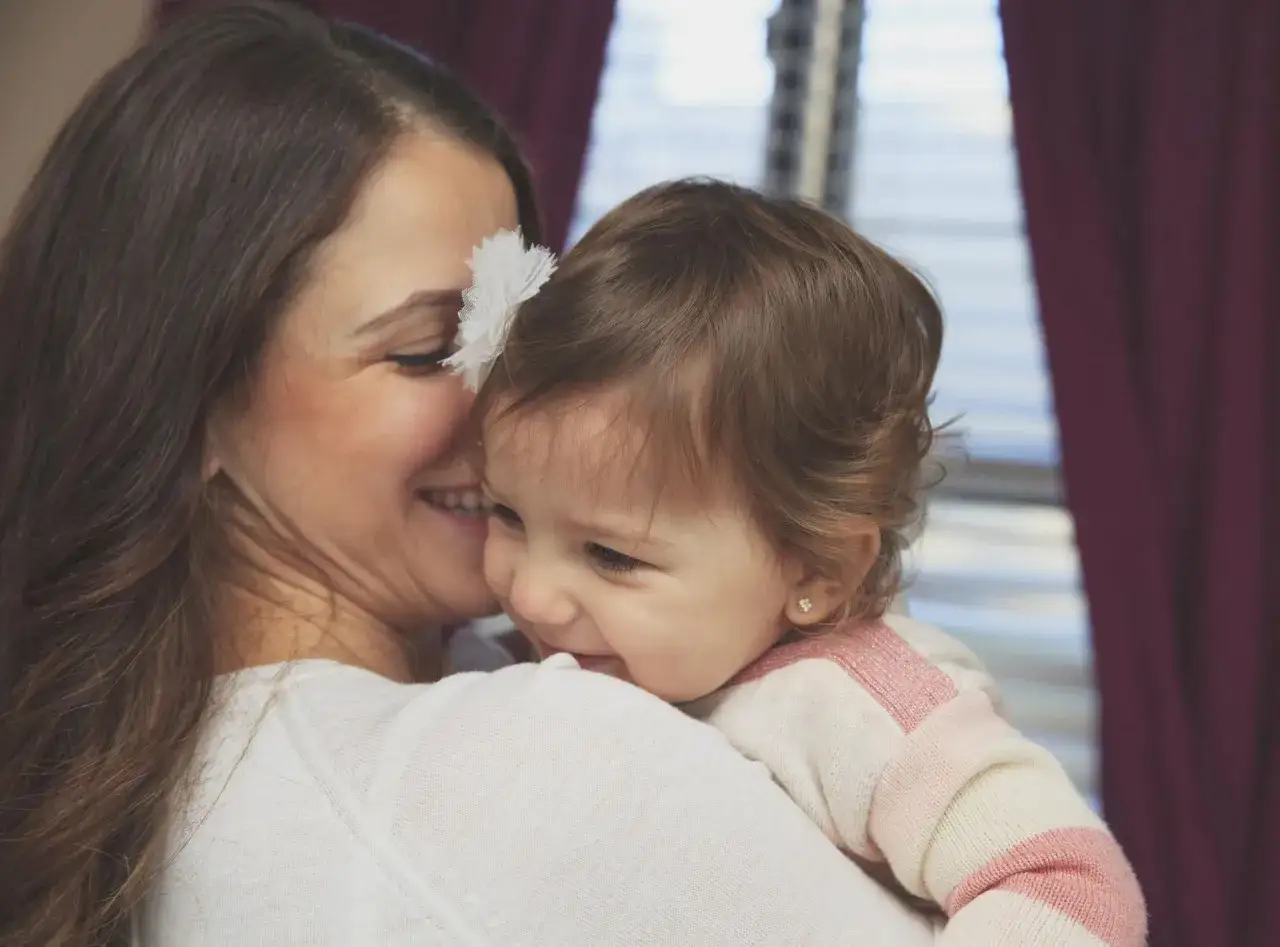 rodzic przytulający niemowlę