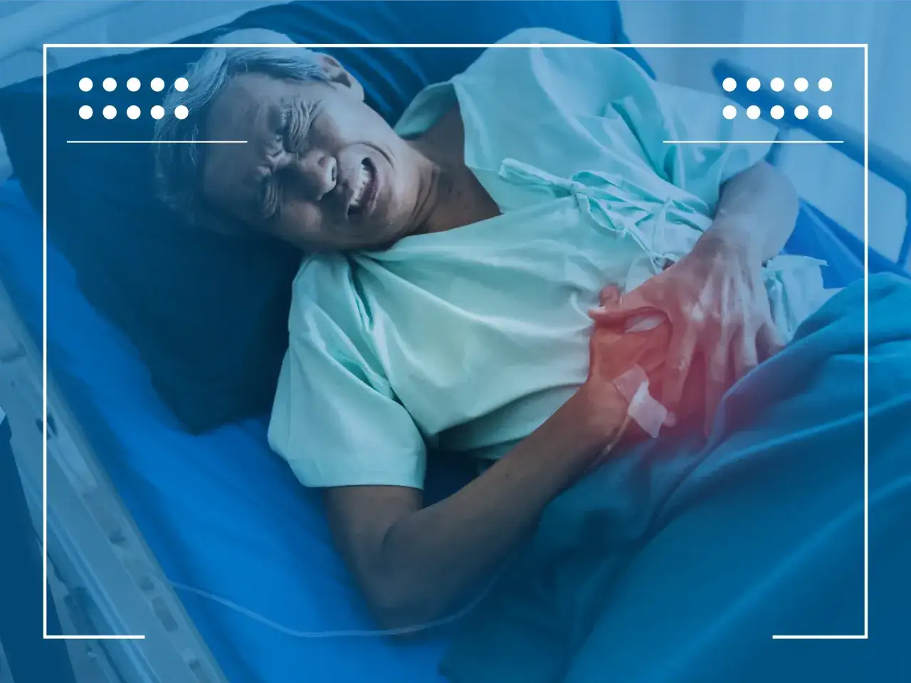 Starszy mężczyzna w szpitalnym łóżku cierpi z bólu brzucha, co może być jednym z objawów raka żołądka.