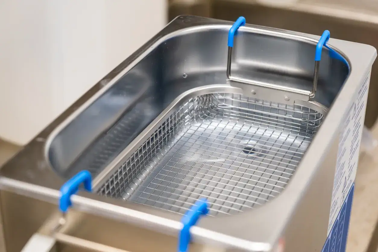 Uszkodzone przedmioty po czyszczeniu ultradźwiękowym