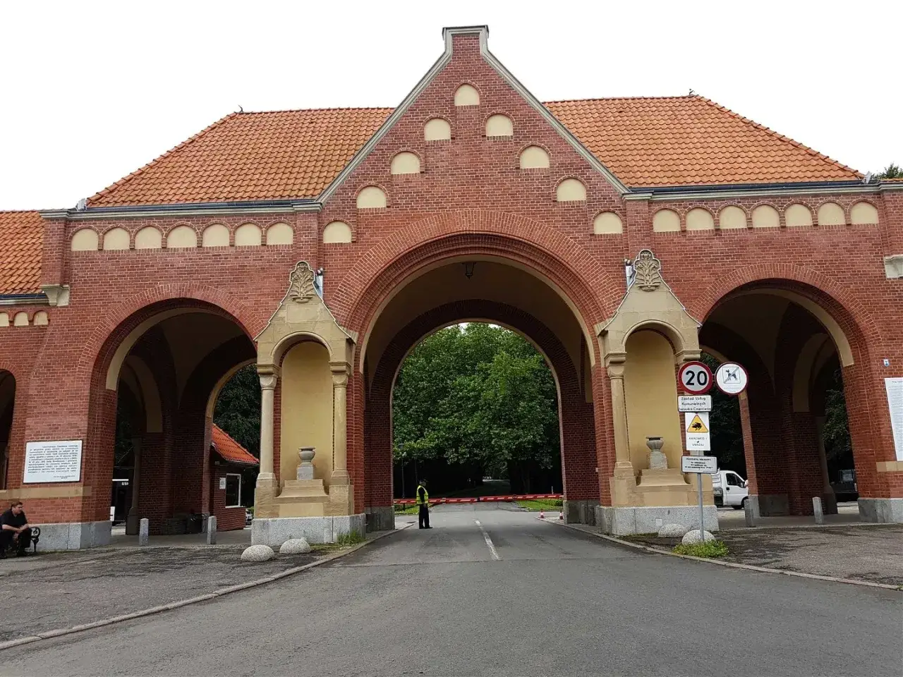 Brama Główna Cmentarz Centralny Szczecin z perspektywy wejścia