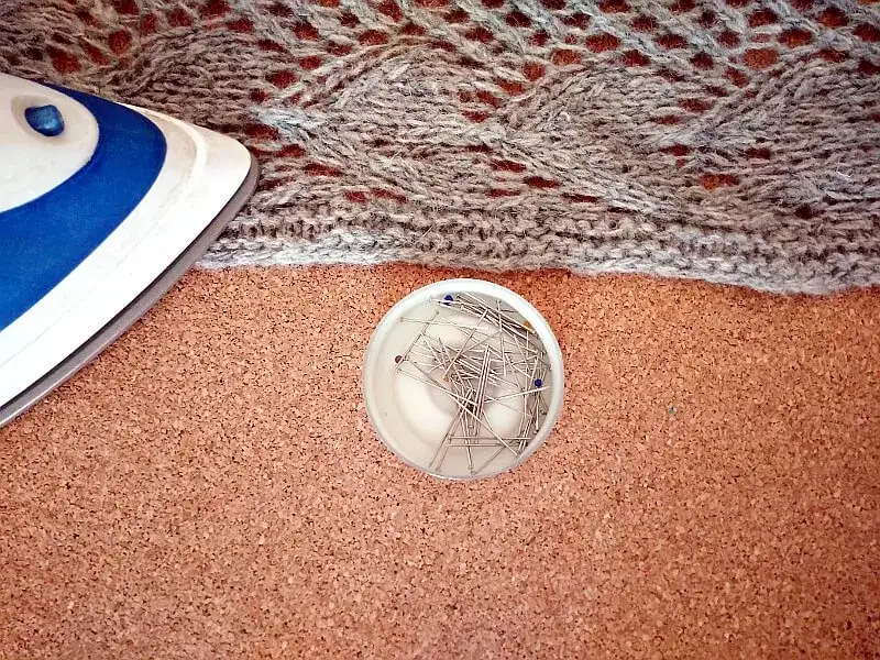 blokowanie szydełkowej rob&oacute;tki przed i po