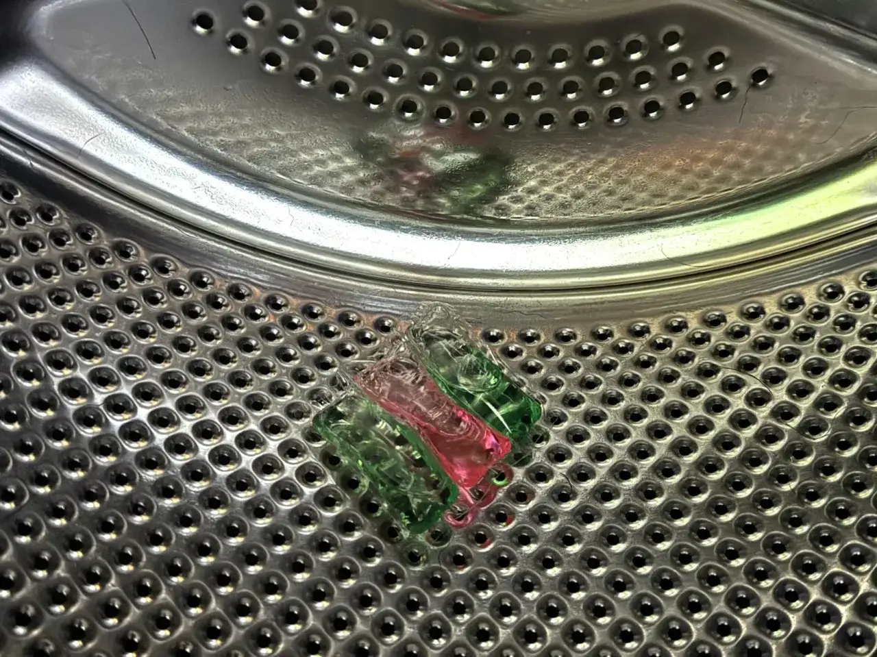 kapsułka pranie w bębnie pralki ładowanej od g&oacute;ry