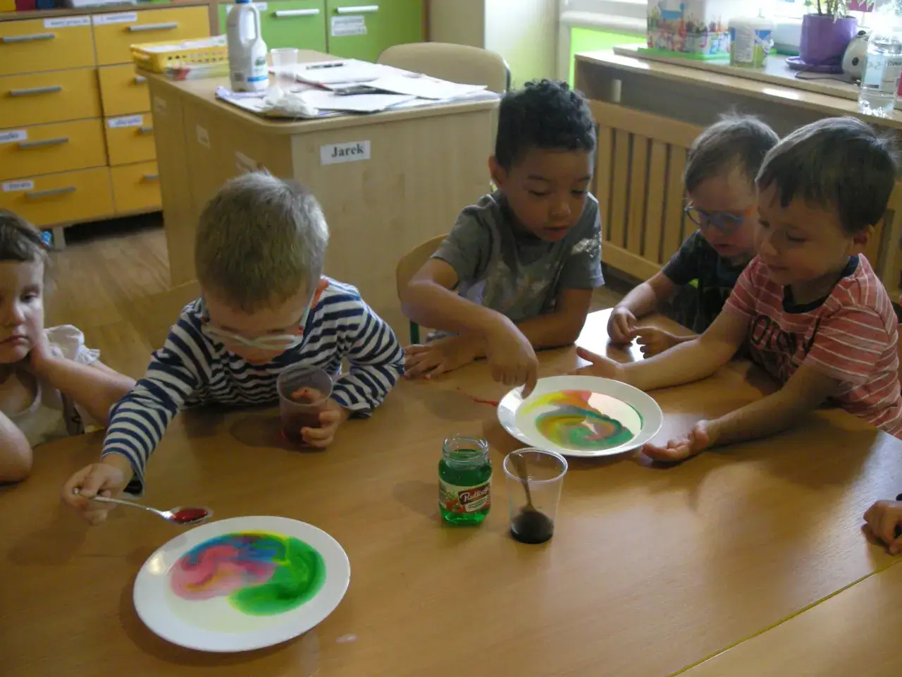 Eksperyment tęcza na mleku