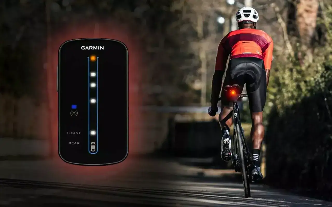 Wyświetlacz Garmin z ikoną pojazdu i wskaźnikami, obok rowerzysty z tylnym światłem. Ten radar rowerowy zwiększa bezpieczeństwo.