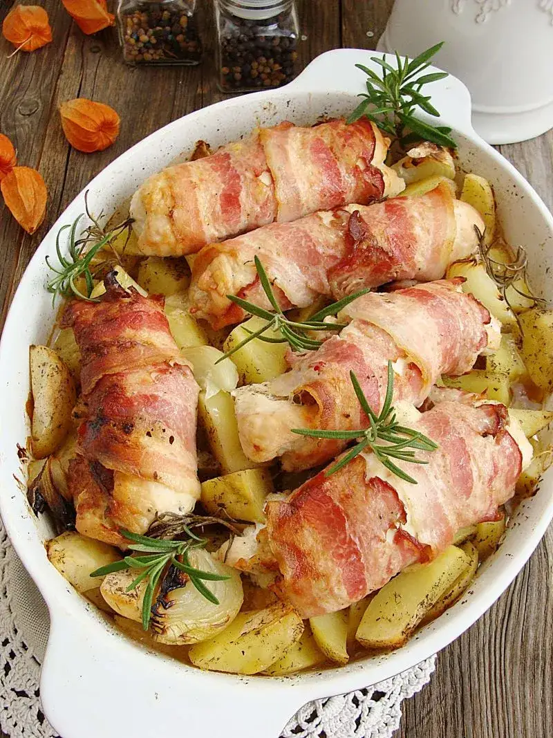 Zdjęcie Pyszne roladki drobiowe zawijane boczkiem z serem i pomidorami