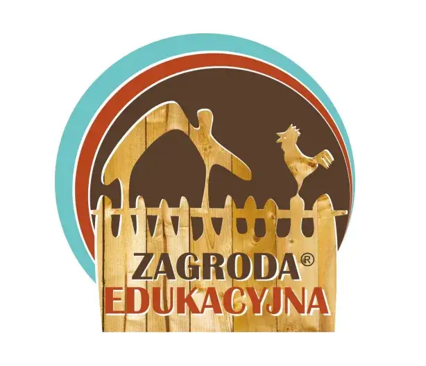 dobrze zorganizowana zagroda edukacyjna z tablicami informacyjnymi