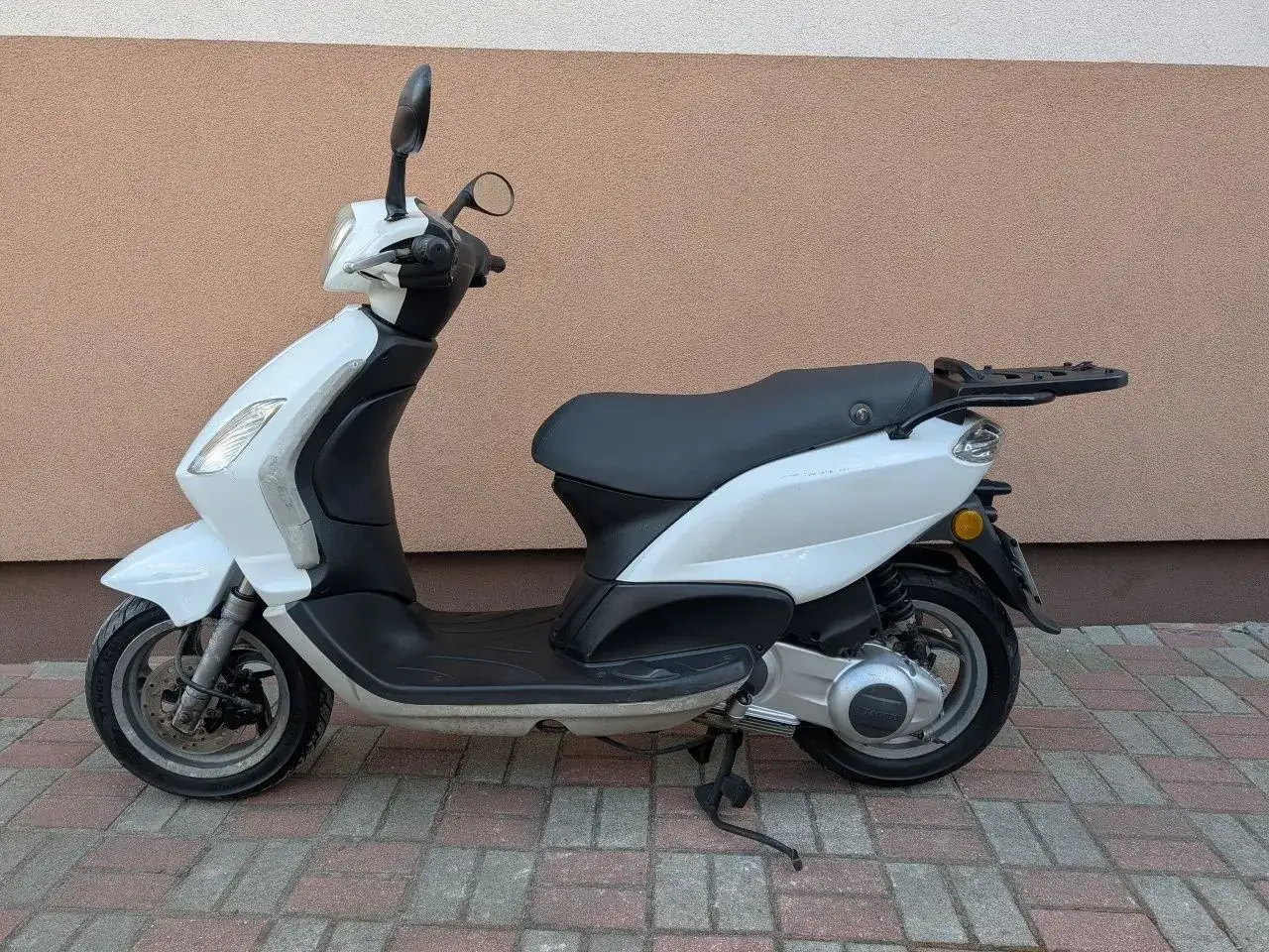 Biały skuter Piaggio Fly 125, idealny do miasta. Sprawdź piaggio fly 125 dane techniczne i wybierz sw&oacute;j!