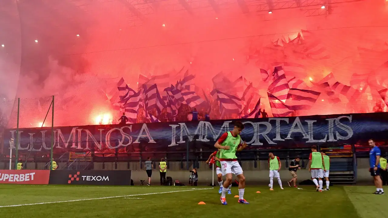 Piłkarze rozgrzewają się na boisku przy dopingu kibiców z racami i flagami. Mecze Ligi Mistrzów w Polsacie budzą emocje!