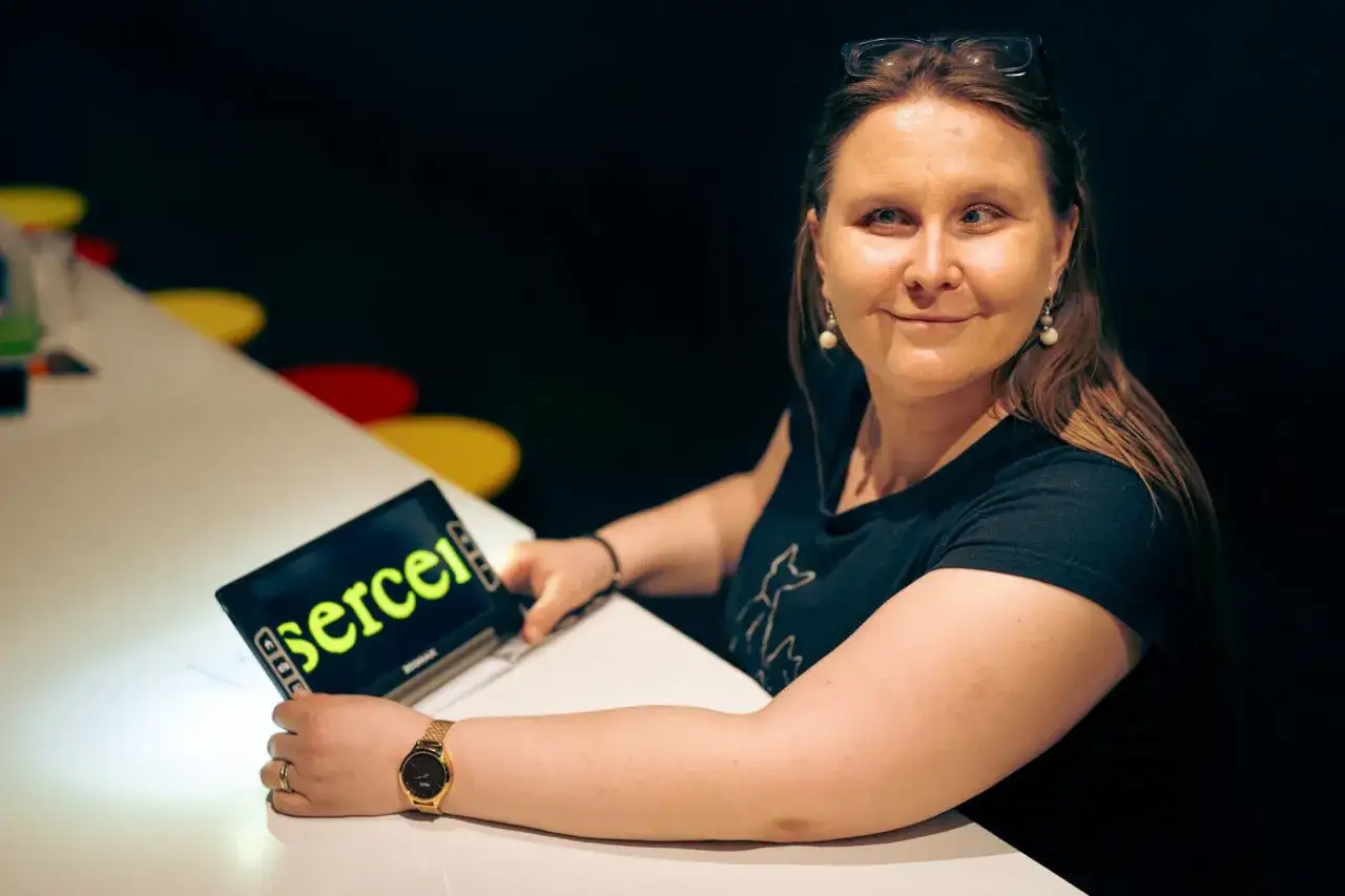 Kobieta z lupa elektroniczną, która powiększa napis 