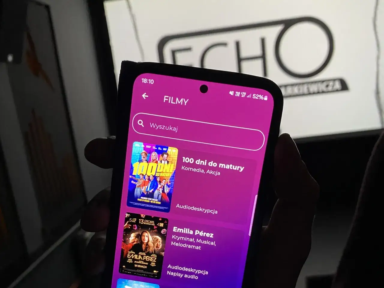 Telefon wyświetla listę filmów, w tym 