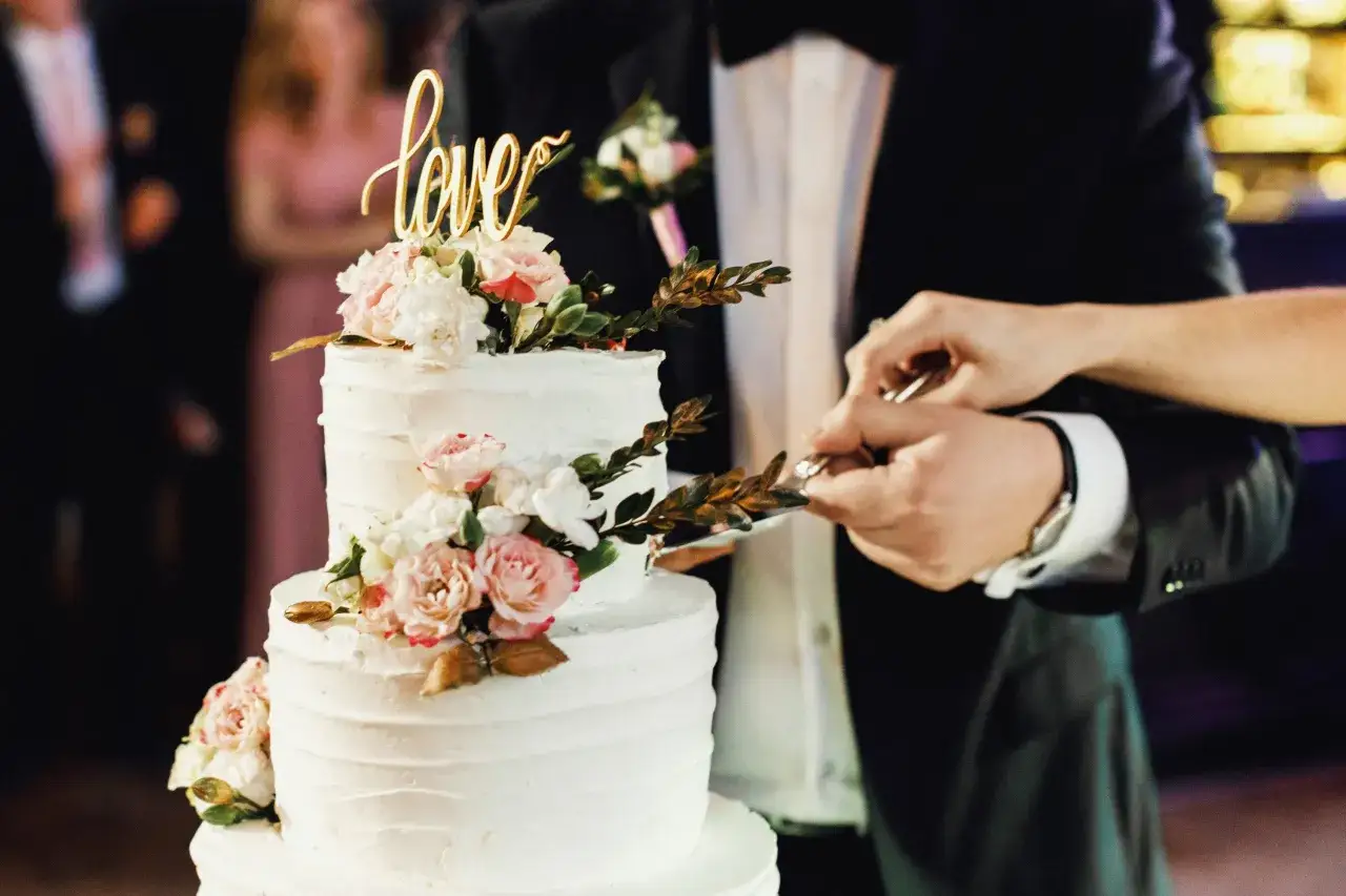 Elegancki tort weselny na przyjęciu