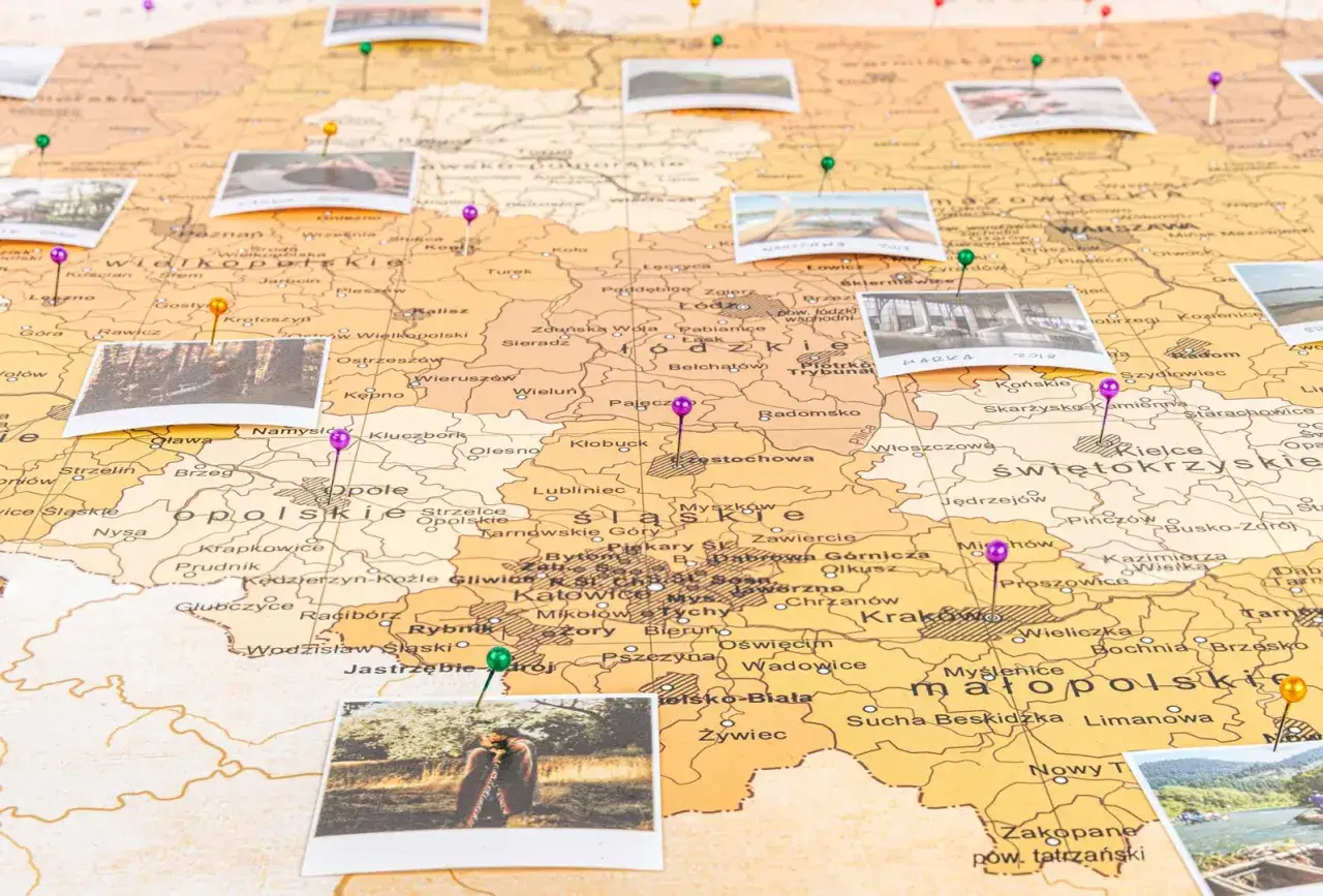 Mapa Polski z ikonami podróży, pracy, zakupów