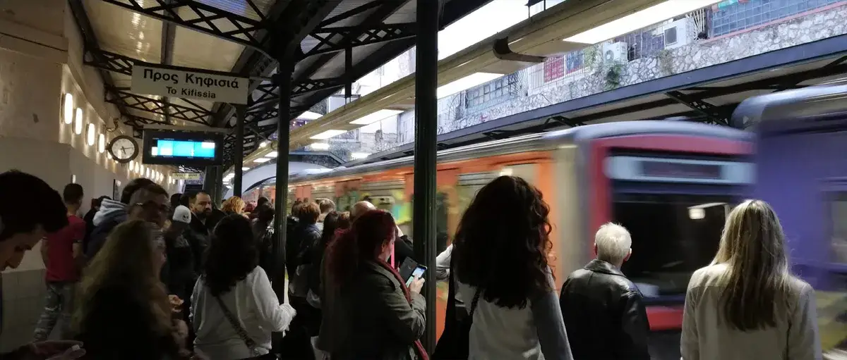 tłum ludzi w metrze w Atenach