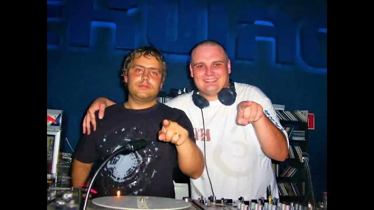 DJ Kris z fanami na imprezie retro