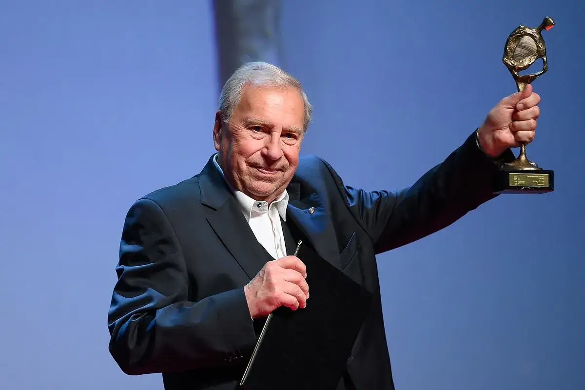 Jerzy Stuhr uśmiechnięty na festiwalu filmowym