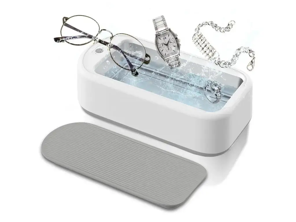 Jubiler czyszczący biżuterię ultradźwiękami