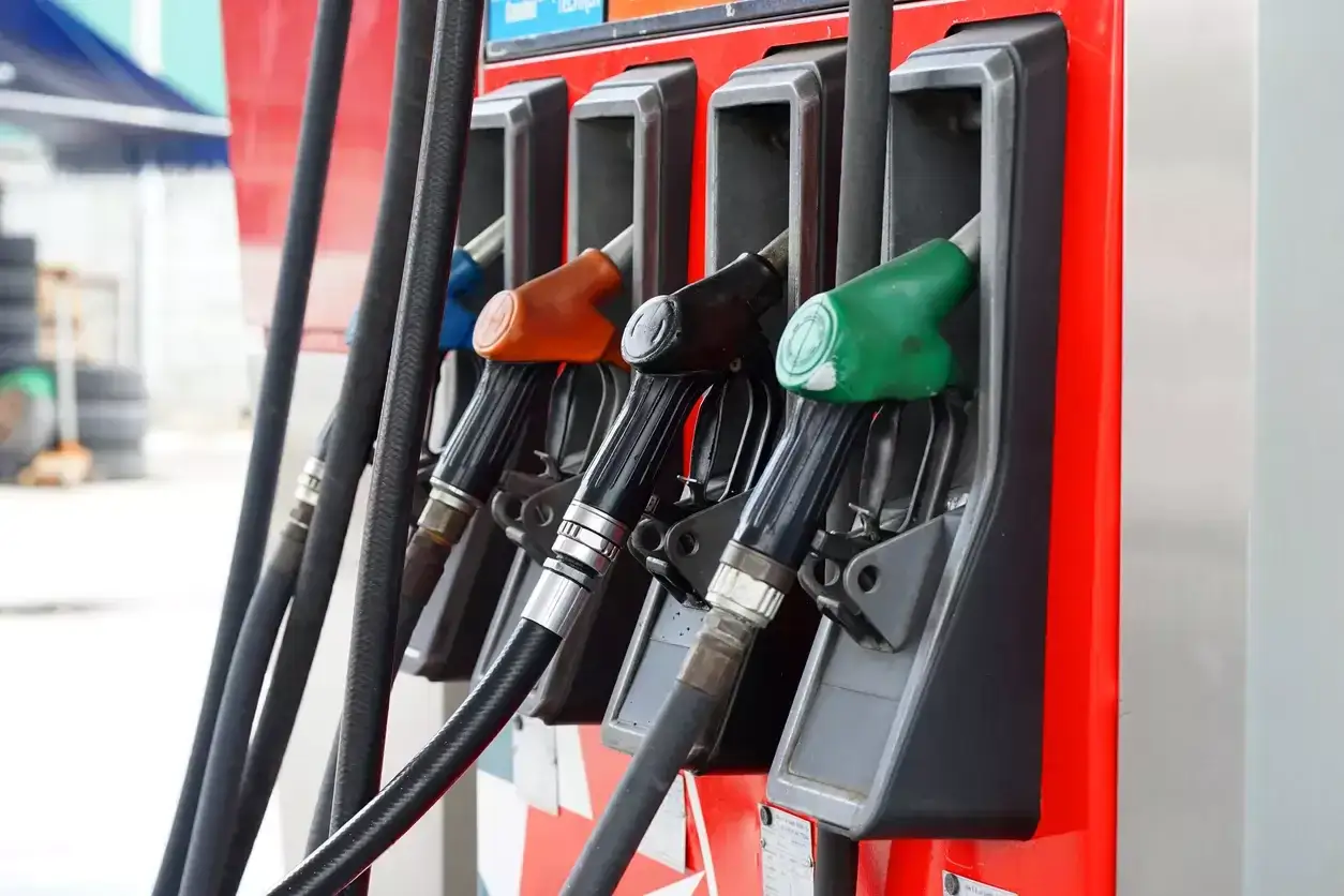 Pistolety do tankowania na stacji paliw. Dowiedz się, jak zatankować auto, wybierając odpowiedni dystrybutor.