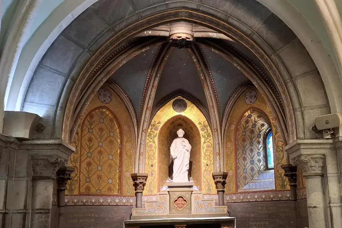 Wnętrze kaplicy z figurą świętego. Jak znaleźć ciszę w Lourdes, mimo skutków komercjalizacji miejsc świętych?
