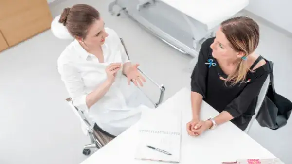fizjoterapeuta uroginekologiczny przeprowadza wywiad z pacjentką