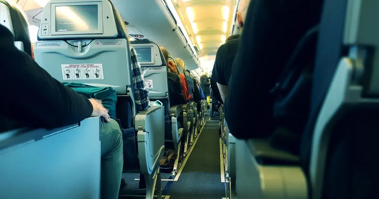 Samolot lecący nad Atlantykiem