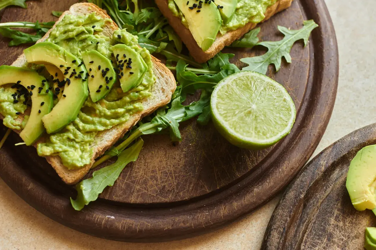 Guacamole na tostach z jajkiem sadzonym