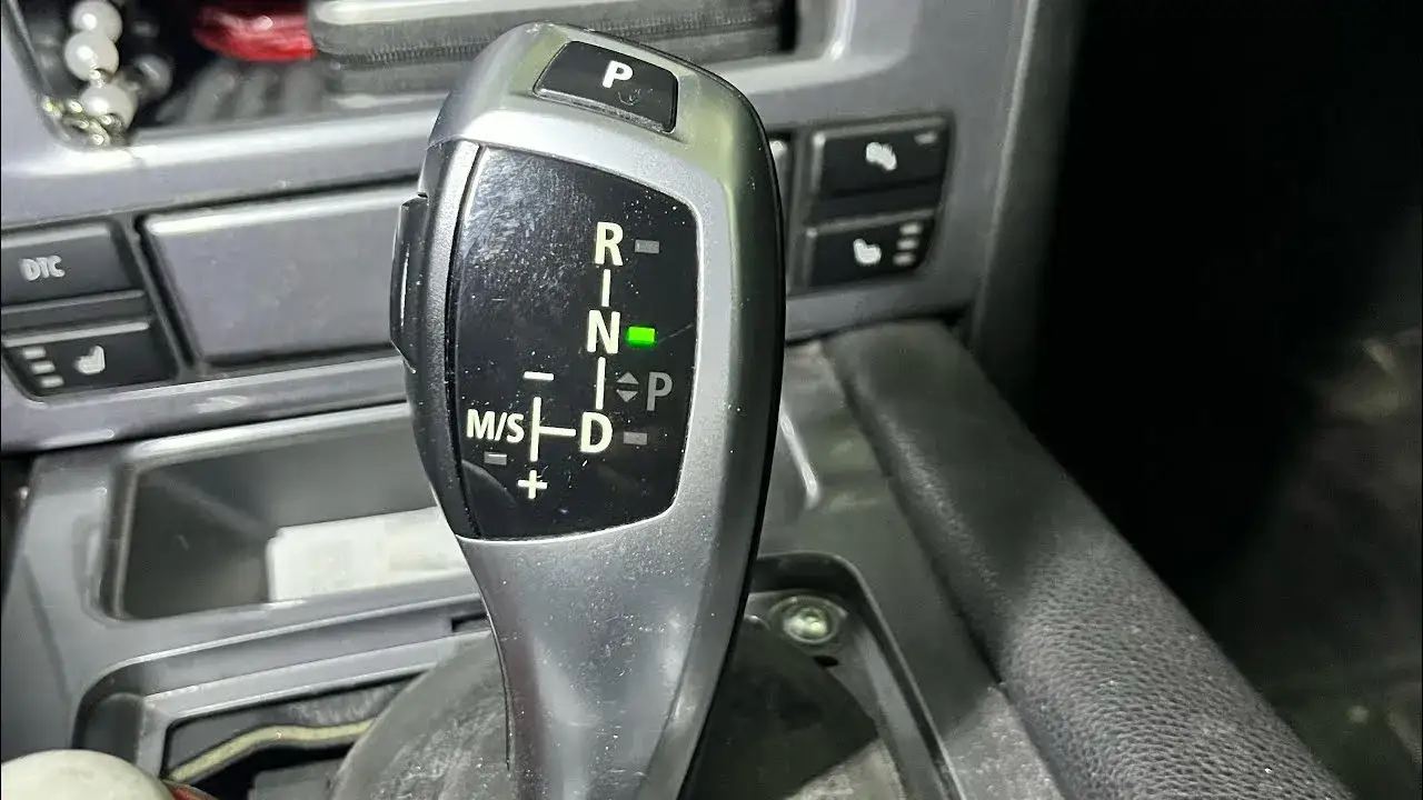 awaryjne odblokowanie skrzyni bieg&oacute;w BMW pod mieszkiem