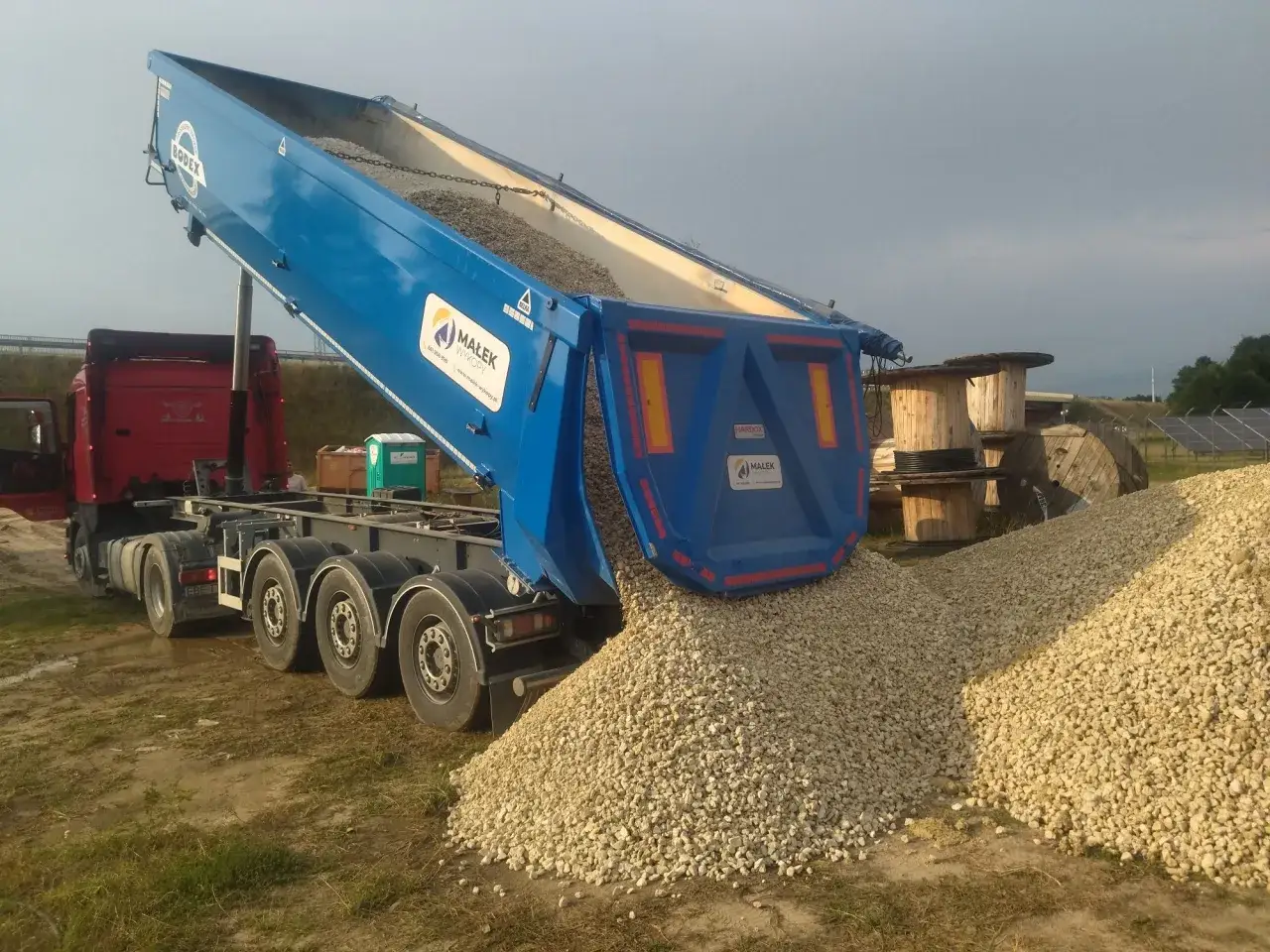 Ciężarówka wysypuje kamień pod kostkę. Zastanawiasz się, ile kosztuje kamień pod kostkę?