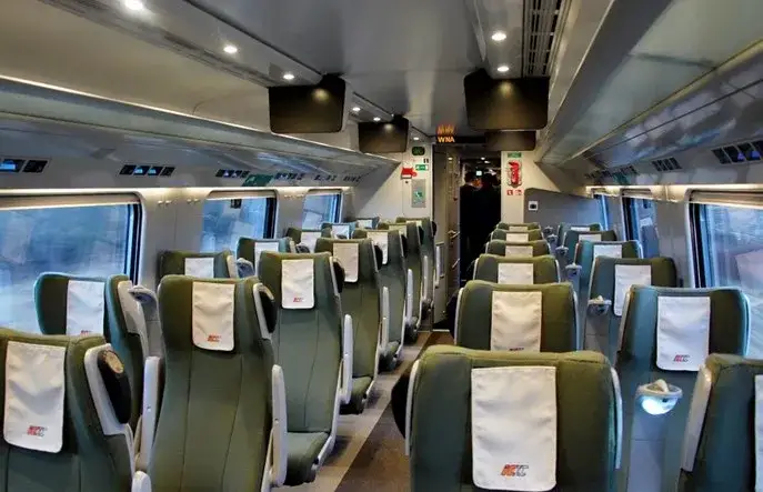 wnętrze pociągu Pendolino PKP Intercity
