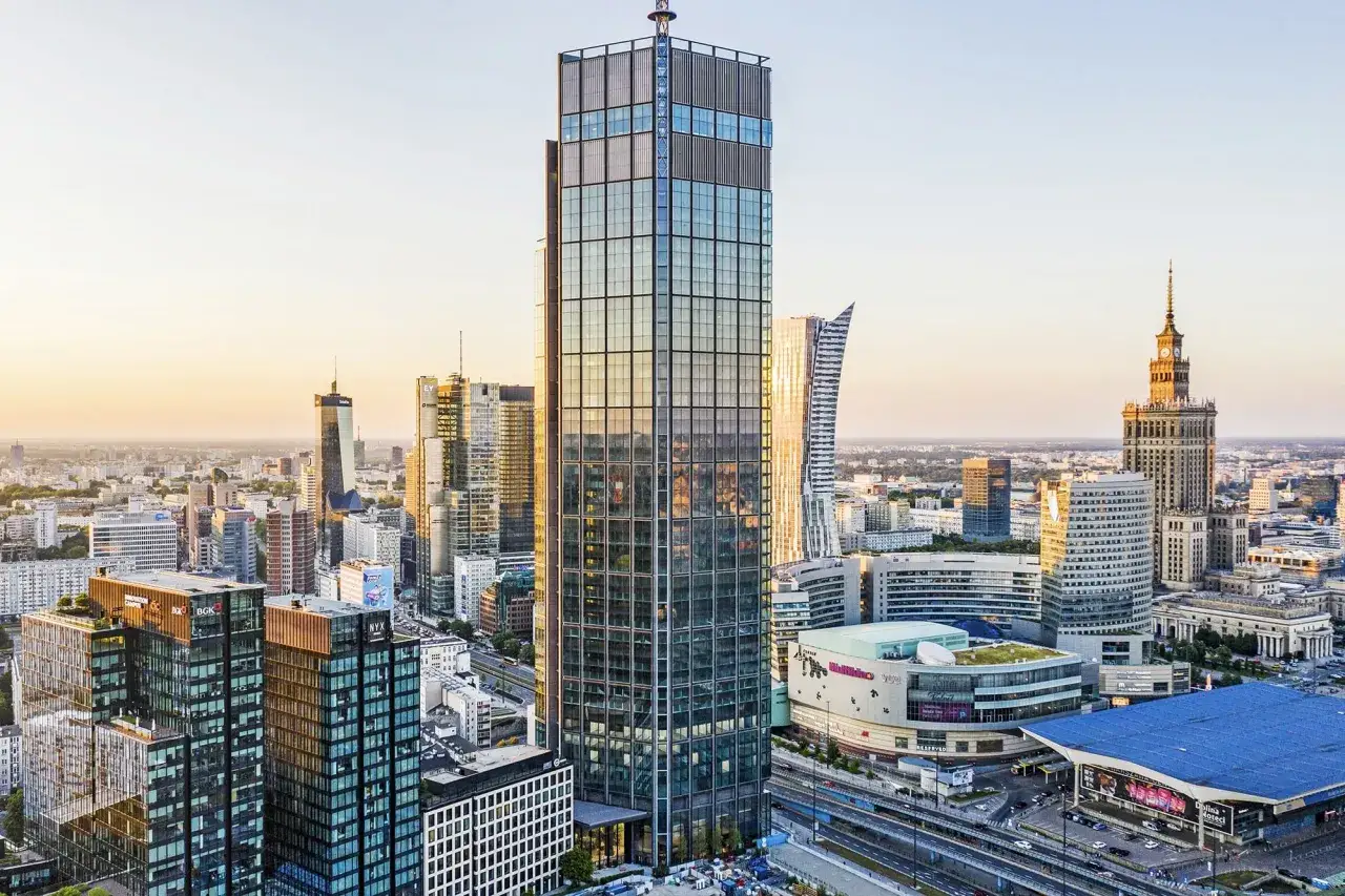 Varso Tower, najwyższy budynek w Warszawie, ma 53 piętra. Widok na centrum miasta o zachodzie słońca.