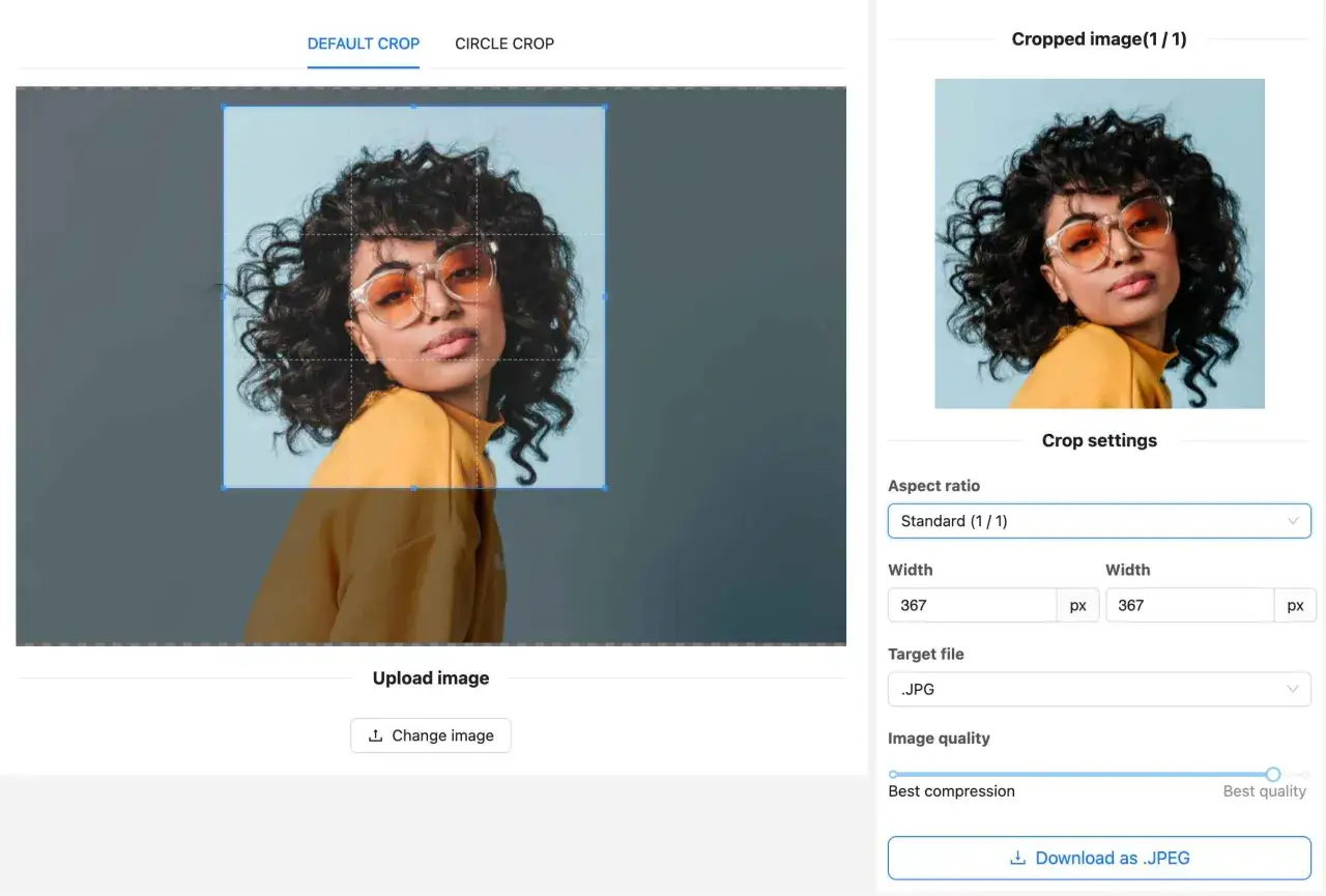 Kobieta w okularach na tle niebieskiej ściany, edytowana w programie do kadrowania zdjęć.