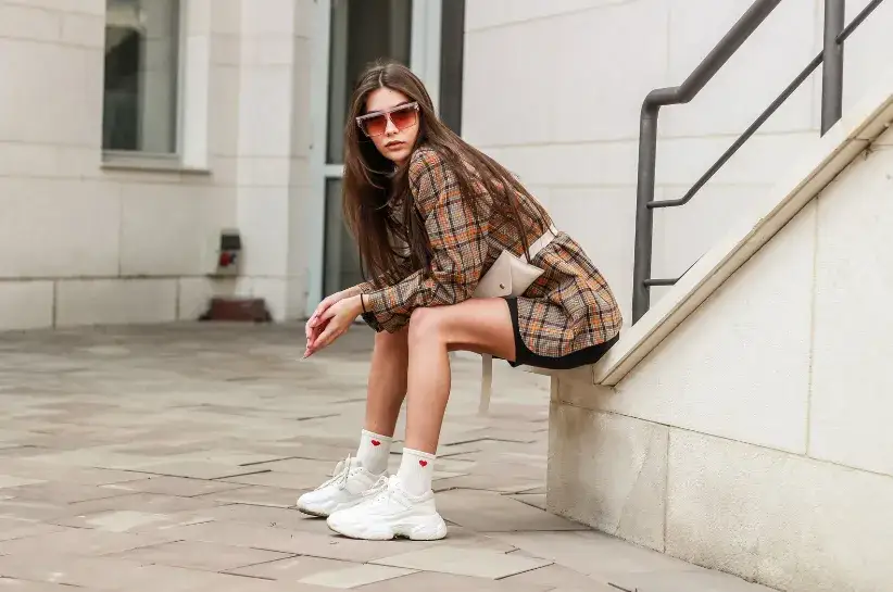 stylizacje z sneakersami, sneakersy do sukienki, sneakersy do garnituru, casualowe stylizacje z butami sportowymi