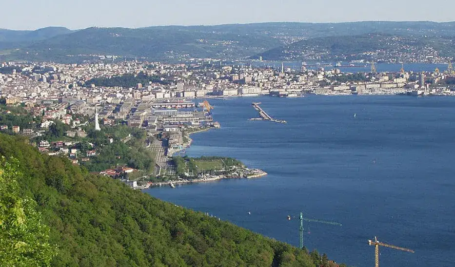 Luftaufnahme Küste Triest Adria Felsküste