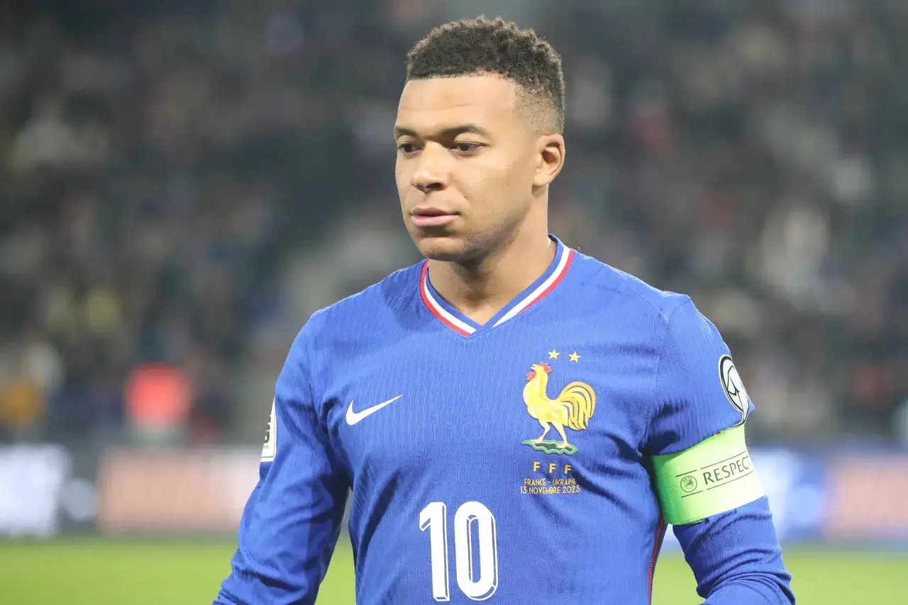 Kylian Mbappé w niebieskiej koszulce reprezentacji Francji z numerem 10. Jego waga jest idealna do szybkich zwodów.
