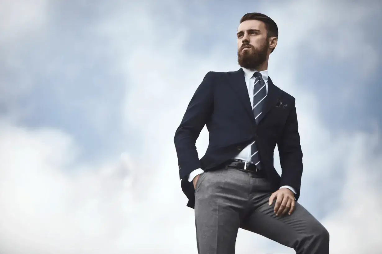 Granatowa marynarka szare spodnie beżowe spodnie